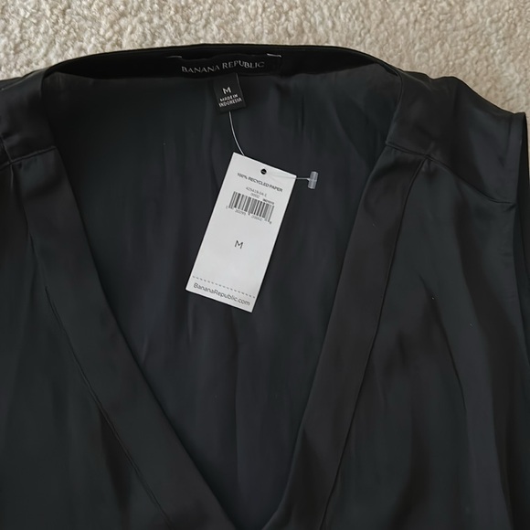 NEW WITH TAGS Banana Republic soft satin sleeveless v-neck top - Picture 2 of 4